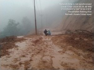 Longsor Disertai Banjir Bikin Akses Batang Asai-Sarolangun Jambi Lumpuh