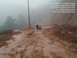 Longsor Disertai Banjir Bikin Akses Batang Asai-Sarolangun Jambi Lumpuh