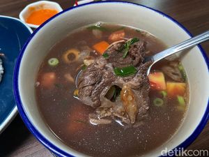 Mama Amy Resto: Sop Iga Mama Amy dan Calamari Rayyanza Ada di Sini