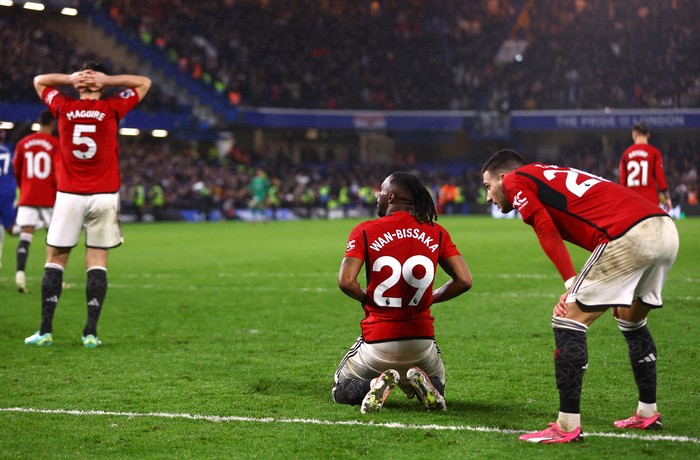 Soccer Football - Premier League - Chelsea v Manchester United - Stamford Bridge, London, Britain - April 4, 2024 Manchester Uniteds Aaron Wan-Bissaka and Diogo Dalot look dejected after Chelseas Cole Palmer scores their fourth goal Action Images via Reuters/Matthew Childs NO USE WITH UNAUTHORIZED AUDIO, VIDEO, DATA, FIXTURE LISTS, CLUB/LEAGUE LOGOS OR LIVE SERVICES. ONLINE IN-MATCH USE LIMITED TO 45 IMAGES, NO VIDEO EMULATION. NO USE IN BETTING, GAMES OR SINGLE CLUB/LEAGUE/PLAYER PUBLICATIONS.