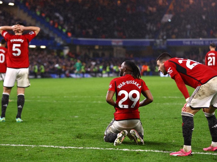 Soccer Football - Premier League - Chelsea v Manchester United - Stamford Bridge, London, Britain - April 4, 2024 Manchester United's Aaron Wan-Bissaka and Diogo Dalot look dejected after Chelsea's Cole Palmer scores their fourth goal Action Images via Reuters/Matthew Childs NO USE WITH UNAUTHORIZED AUDIO, VIDEO, DATA, FIXTURE LISTS, CLUB/LEAGUE LOGOS OR 'LIVE' SERVICES. ONLINE IN-MATCH USE LIMITED TO 45 IMAGES, NO VIDEO EMULATION. NO USE IN BETTING, GAMES OR SINGLE CLUB/LEAGUE/PLAYER PUBLICATIONS.