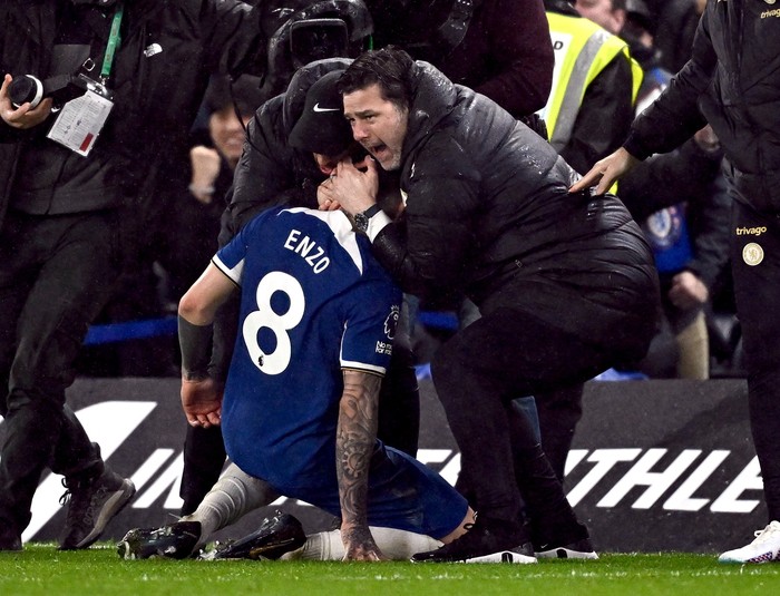 Soccer Football - Premier League - Chelsea v Manchester United - Stamford Bridge, London, Britain - April 4, 2024 Chelsea manager Mauricio Pochettino and Enzo Fernandez celebrate after Cole Palmer scores their fourth goal REUTERS/Dylan Martinez NO USE WITH UNAUTHORIZED AUDIO, VIDEO, DATA, FIXTURE LISTS, CLUB/LEAGUE LOGOS OR LIVE SERVICES. ONLINE IN-MATCH USE LIMITED TO 45 IMAGES, NO VIDEO EMULATION. NO USE IN BETTING, GAMES OR SINGLE CLUB/LEAGUE/PLAYER PUBLICATIONS.