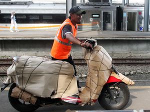 Lebaran Sebentar Lagi, Makin Banyak Motor yang Naik Kereta Api!