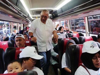 Dirut Bulog Lepas Keberangkatan Ratusan Pemudik