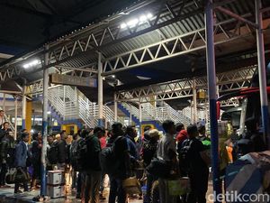 Lonjakan Pemudik Padati Terminal Purabaya Surabaya H-5 Lebaran Lonjakan Pemudik Padati Terminal Purabaya Surabaya H-5 Lebaran