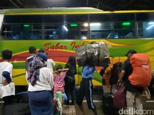 Pemudik Rela Terjang Hujan dan Mudik Lebih Awal di Terminal Purabaya