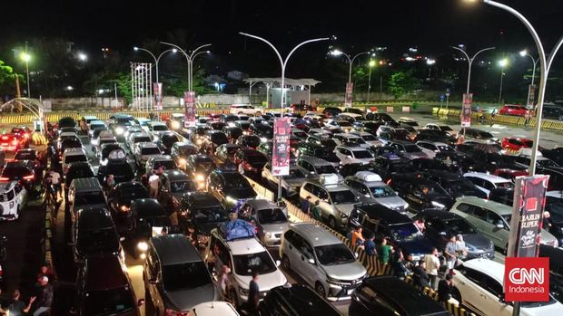 Pelabuhan Merak Dipadati Kendaraan Pemudik Idul Fitri 2024, Jumat (5/4). CNNIndonesia/Yandhi Deslatama