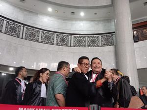 Sisi Lain Sidang MK: Otto Kubu 02 Peluk Henry Yosodiningrat dari 03 Sisi Lain Sidang MK: Otto Kubu 02 Peluk Henry Yosodiningrat dari 03