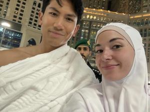 Pangeran Mateen & Anisha Rosnah Umrah, Mukena Sederhananya Jadi Sorotan Pangeran Mateen & Anisha Rosnah Umrah, Mukena Sederhananya Jadi Sorotan