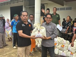 Andre Rosiade: Gerindra Bagi Ribuan Sembako ke Korban Banjir Pessel Jelang Lebaran