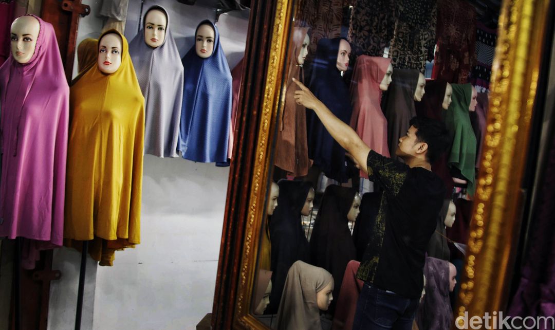 Warga mengintip kondisi rob dari balik rumahnya 2016