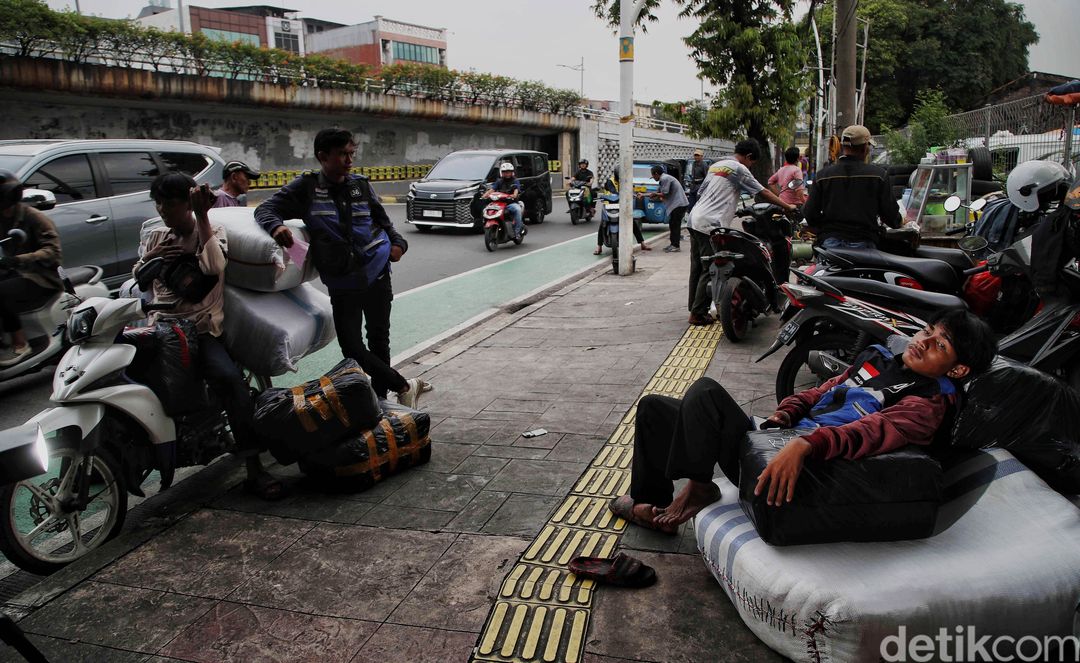 Porter di Pasar Tasik yang sedang beristirahat.