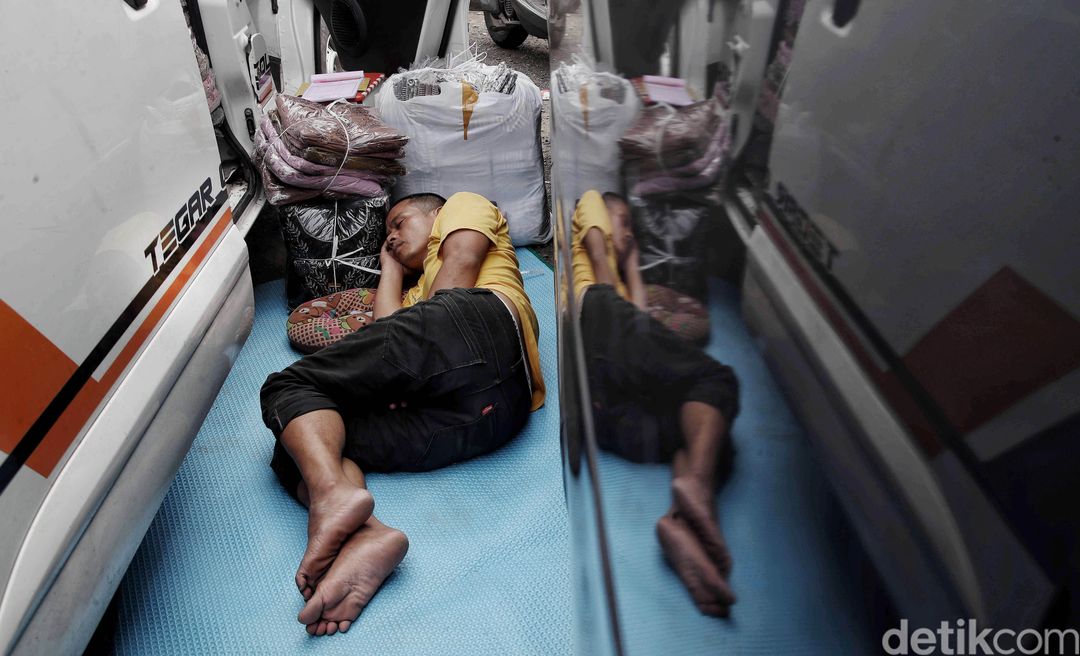 Rumah Makan Padang di kawasan Sunda Kelapa tak luput dari rob 2021