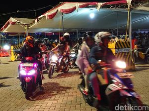 Pemudik Motor Mulai Berdatangan di Pelabuhan Ciwandan Jumat Malam
