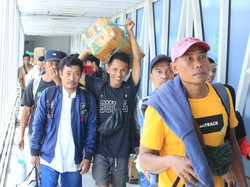 Penumpang Datang Dominasi Ribuan Pemudik yang Padati Pelabuhan Tanjung Perak