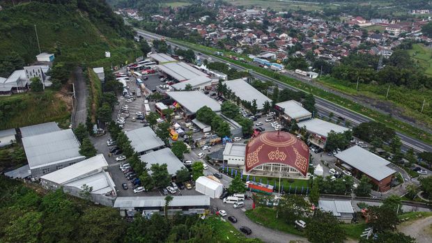 Foto udara sejumlah kendaraan pemudik dan bus terparkir di Rest Area KM 429A Ungaran, Kabupaten Semarang, Jawa Tengah, Kamis (4/4/2024). Pemerintah bersama PT Jasamarga Related Bussines (JMRB) resmi memberlakukan aturan tentang pembatasan kunjungan dengan durasi 30 menit istirahat di seluruh rest area dalam tol selama periode masa arus mudik dan balik Lebaran sebagai upaya menghindari terjadinya penumpukan serta kepadatan kendaraan pemudik. ANTARA FOTO/Makna Zaezar
