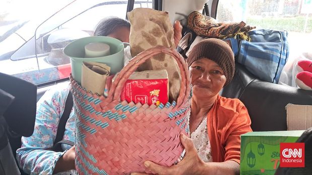 Helena Dwi (38), pemudik asal Bekasi, Jawa Barat dengan tujuan Wonosobo, Jawa Tengah membawa magic com atau penanak nasi berkapasitas 1,5 liter untuk bekal makan selama perjalanan mudik Lebaran 2024.