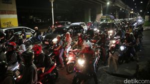 Pemudik Motor Mulai Memadati Jalan Raya Kalimalang