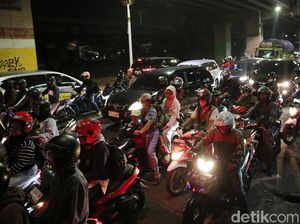 Pemudik Motor Mulai Memadati Jalan Raya Kalimalang Pemudik Motor Mulai Memadati Jalan Raya Kalimalang