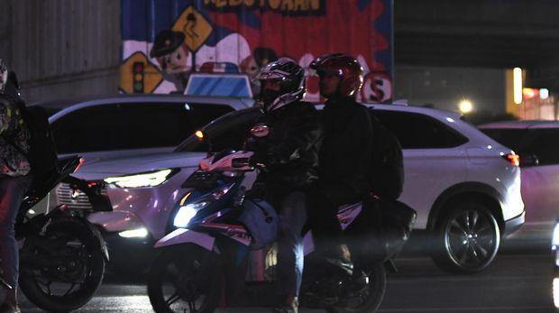 Pemudik bersepeda motor melintas di Jalan KH Noer Ali Kalimalang, Bekasi, Jawa Barat, Kamis (4/4/2024) malam. Sebagian pemudik yang menggunakan sepeda motor memilih perjalanan malam pada H-5 Idul Fitri 1445 H. ANTARA FOTO/ Fakhri Hermansyah