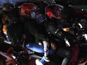 Pemudik Sepeda Motor Melintasi Kalimalang di Malam Hari