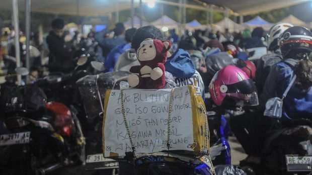 Pemudik bersepeda motor beristirahat saat menunggu kapal bersandar di Pelabuhan Ciwandan, Cilegon, Banten, Kamis (4/4/2024) dini hari. PT ASDP Indonesia Ferry memprediksi puncak arus mudik Idul Fitri 1445 Hijriah khususnya pemudik bersepeda motor ke Sumatera melalui Pelabuhan Ciwandan akan terjadi pada 6 hingga 7 April 2024. ANTARA FOTO/Muhammad Bagus Khoirunas