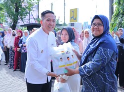 Pj Walkot Palembang Bagikan Ribuan Bingkisan Sembako-THR Tenaga PHL