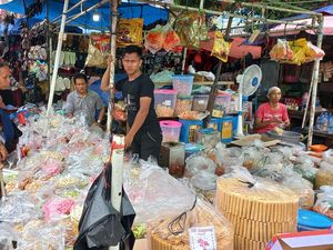Pedagang Kue Kering di Palembang Keluhkan Sepi Pembeli