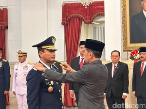 Momen Jokowi Lantik Marsdya Tonny Harjono sebagai KSAU Momen Jokowi Lantik Marsdya Tonny Harjono sebagai KSAU