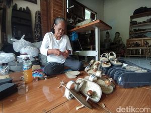 Jelang Libur Lebaran, Perajin Sandal Upanat Borobudur Panen Cuan