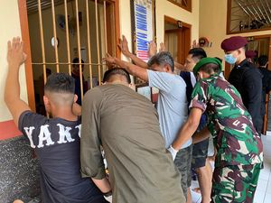 Geledah Kamar Tahanan di Rutan Negara, Petugas Temukan Sajam-Barang Terlarang Geledah Kamar Tahanan di Rutan Negara, Petugas Temukan Sajam-Barang Terlarang