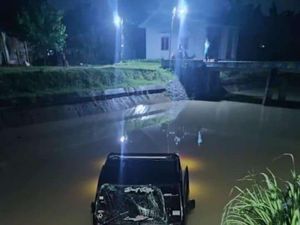 Jalan Rusak Bikin Pikap Muat Mebel Terjun ke Sungai Magetan