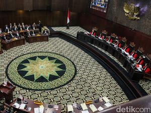 Kunker hingga Sumber Dana Barang yang Dibagi Jokowi Jadi Bahasan di MK