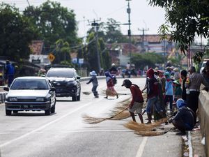 Fenomena Penyapu Koin di Indramayu: Bertaruh Nyawa demi Uang Recehan
