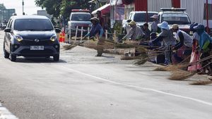 Berbekal Sapu, Begini Aksi Pencari Sedekah di Jalur Mudik Pantura
