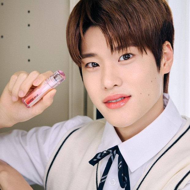 Potret Sohee RIIZE dalam pemotretan bersama Etude House