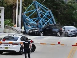 Ngeri Puing Crane Baja Jatuh Timpa Mobil di AS, 1 Orang Tewas