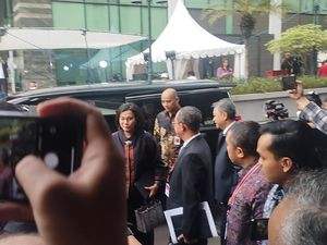 Risma-Airlangga-Sri Mulyani Tiba di MK Jadi Saksi di Sidang Sengketa Pilpres Risma-Airlangga-Sri Mulyani Tiba di MK Jadi Saksi di Sidang Sengketa Pilpres
