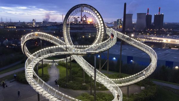 Sensasi Jalan Kaki di Jalur Roller Coaster, Berani Coba?