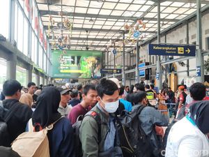 Pemudik Makin Ramai di Stasiun Pasar Senen Memasuki H-2 Lebaran