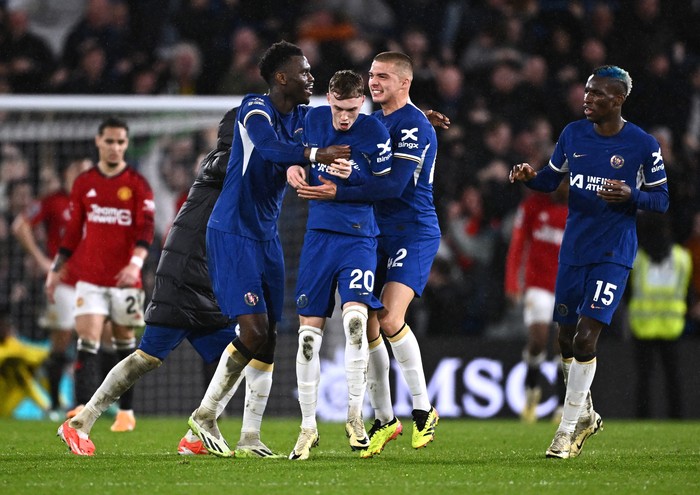 Soccer Football - Premier League - Chelsea v Manchester United - Stamford Bridge, London, Britain - April 4, 2024 Chelsea's Cole Palmer celebrates scoring their fourth goal with Benoit Badiashile and Alfie Gilchrist REUTERS/Dylan Martinez NO USE WITH UNAUTHORIZED AUDIO, VIDEO, DATA, FIXTURE LISTS, CLUB/LEAGUE LOGOS OR 'LIVE' SERVICES. ONLINE IN-MATCH USE LIMITED TO 45 IMAGES, NO VIDEO EMULATION. NO USE IN BETTING, GAMES OR SINGLE CLUB/LEAGUE/PLAYER PUBLICATIONS.