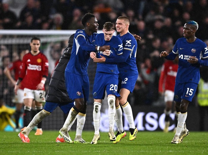 Soccer Football - Premier League - Chelsea v Manchester United - Stamford Bridge, London, Britain - April 4, 2024 Chelsea's Cole Palmer celebrates scoring their fourth goal with Benoit Badiashile and Alfie Gilchrist REUTERS/Dylan Martinez NO USE WITH UNAUTHORIZED AUDIO, VIDEO, DATA, FIXTURE LISTS, CLUB/LEAGUE LOGOS OR 'LIVE' SERVICES. ONLINE IN-MATCH USE LIMITED TO 45 IMAGES, NO VIDEO EMULATION. NO USE IN BETTING, GAMES OR SINGLE CLUB/LEAGUE/PLAYER PUBLICATIONS.