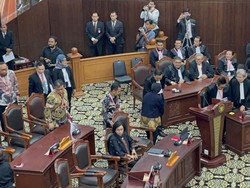 Hadir di Sidang Sengketa Pilpres, Risma-Sri Mulyani dan Tim Ganjar Salaman