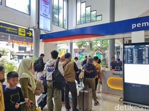 Stasiun Gubeng Surabaya Dipadati Pemudik H-5 Lebaran Stasiun Gubeng Surabaya Dipadati Pemudik H-5 Lebaran