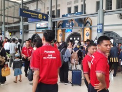 Suka Duka Porter Stasiun Pasar Senen, Cedera hingga Dapat Rp 1 Juta Sehari