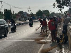 Aksi Kucing-kucingan Penyapu Koin Jembatan Sewo Saat Arus Mudik