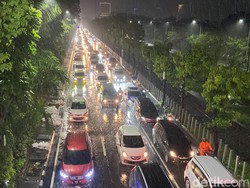 Padat dan Macetnya Ruas Jalan Surabaya gegara Pergerakan Arus Mudik