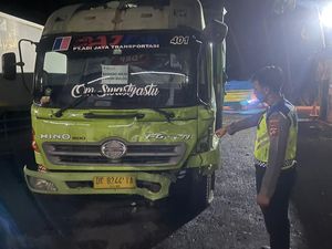 Brakk! Truk Tabrak Truk Parkir hingga Ringsek di Jalan Denpasar-Gilimanuk Brakk! Truk Tabrak Truk Parkir hingga Ringsek di Jalan Denpasar-Gilimanuk