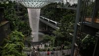 Terpesona Air Terjun di Bandara Jewel Changi Singapura