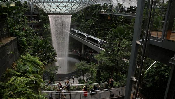 Terpesona Air Terjun di Bandara Jewel Changi Singapura